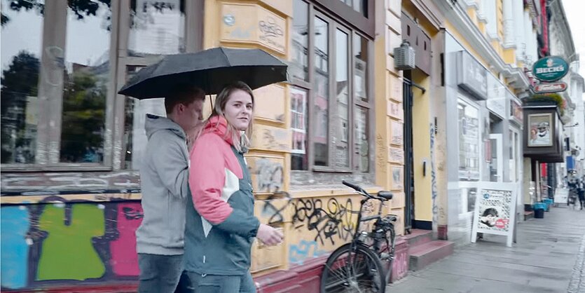 Hazel Brugger unter einem Regenschirm vor dem „Eisen“ am Bremer Sielwall.