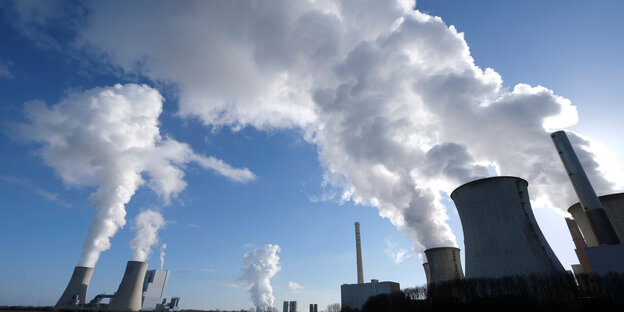 RWE-Kohlekraftwerke mit Dampf
