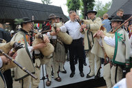 Polens Präsident Andrej Duda mit einer Gruppe Menschen in traditionellen Kleidern