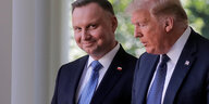 Polens Präsident Duda und Präsident Trump stehen zusammen vor einer Säule des Weißen Hauses