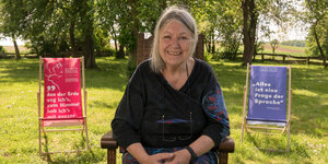 Die Autorin Helga Schubert in ihrem Garten