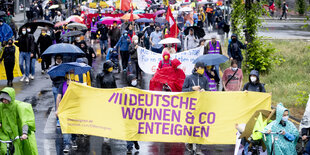 Viele Menschen demonstrieren bei einer Mietenwahnsinn-Demo für die Vergesellschaftung von großen Wohn-Konzernen