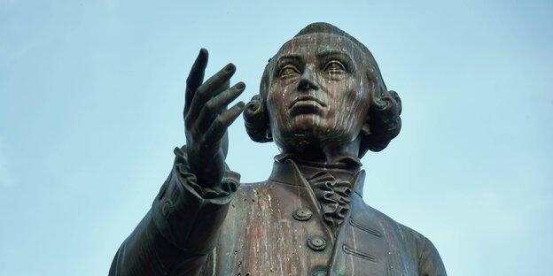 eine Statue zeigt den Philosophen Immanuel Kant dozierend
