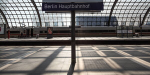 Ein leerer Bahnstieg am Berliner Haupthanhof
