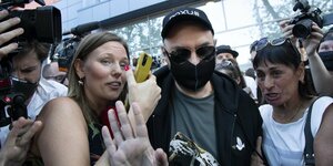 Kirill Serebrennikov mit Maske winkt und Frauen freuen sich mit ihm