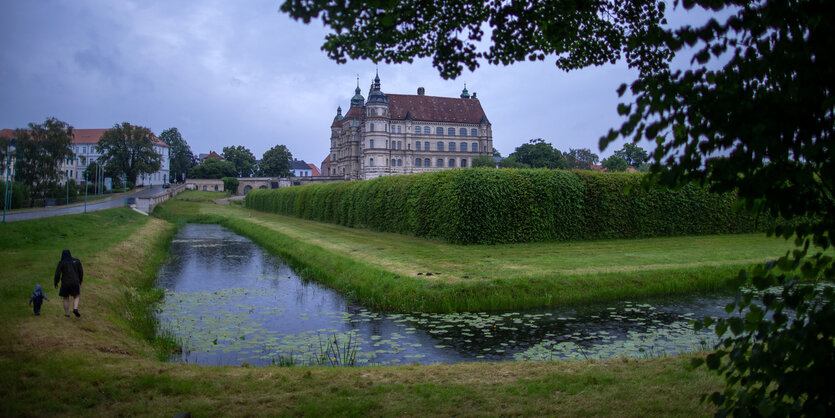 Ein von einem Wassergraben umgebenes Schoss