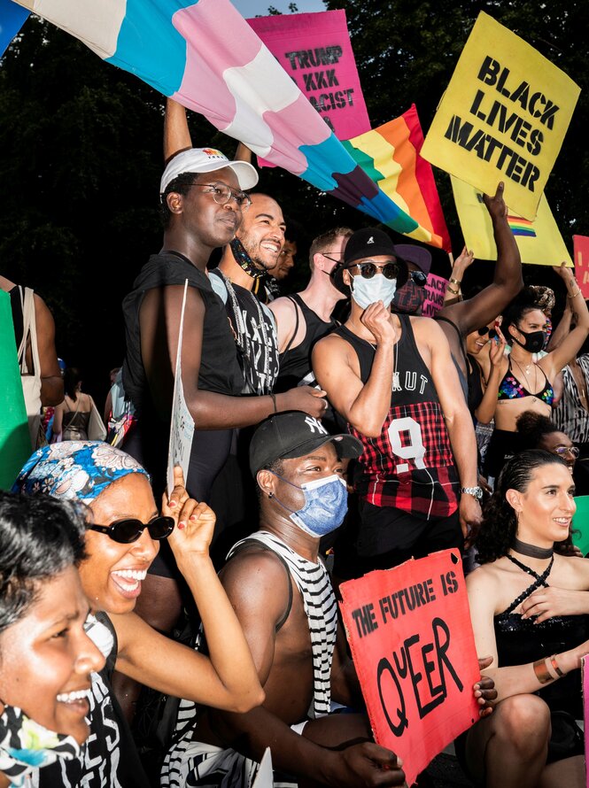 Viele Menschen mit Transparanten auf der Pride-Demo am 27. Juni 2020