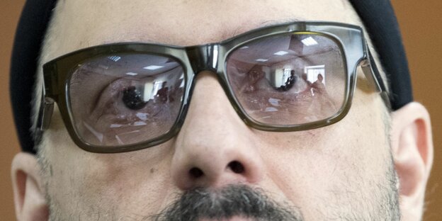 Nahuafnahme: Kirill Serebrennikov Augen hinter einer Sonnenbrille