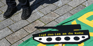 Auf einem aus Pappe ausgeschnittenen Panzer steht: "„Legt den Leo an die Kette“"