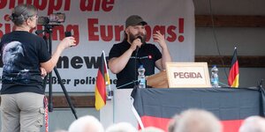 Der Identitäre Alex Malenki auf einer Pegida-Kundgebung in Dresden