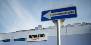 Ein Einbahnstraßenschild ist vor dem Amazon Schriftzug am Logistikzentrum in Winsen (Luhe)