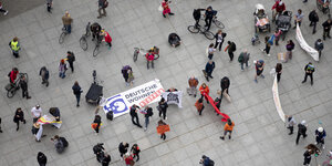 Eine Demo mit Abstandsregeln: viele Menschen sind zu sehen und ein Transparent mit "Deutsche Wohnen stoppen"