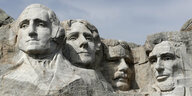 Die in einen Fels gemeißelten Köpfe von vier US-Präsidenten