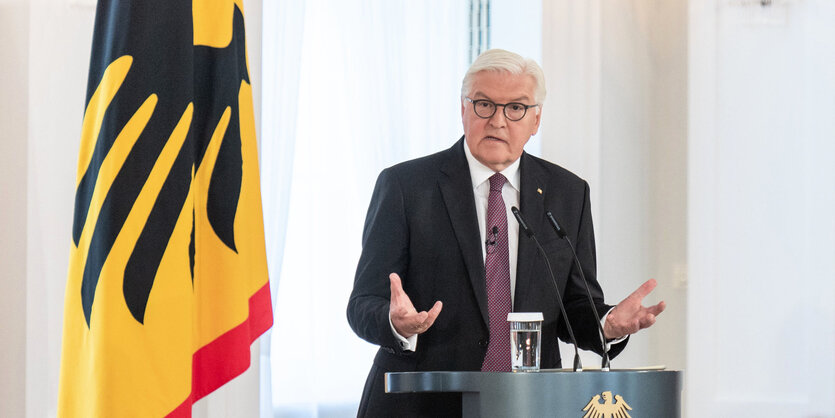 Bundespräsident Frank-Walter Steinmeier spricht bei einer Live-Übertragung des Forum Bellevue zum Thema "Testfall Corona - Wie geht es unserer Demokratie?"