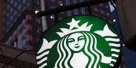 Ein Schild zeigt das Starbucks-Logo