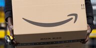 Ein Paket mit Amazon-Logo