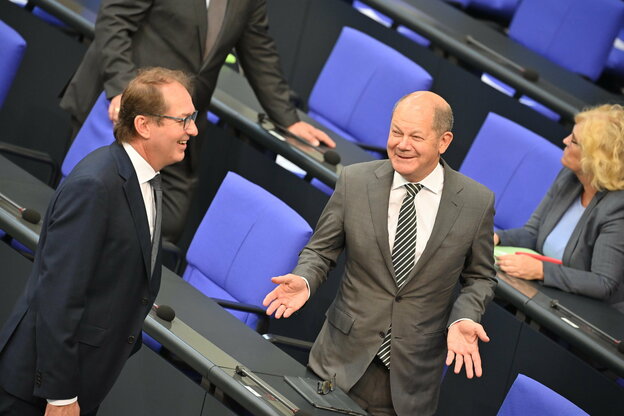 Finanzminister Scholz und Verkehrsminister Dobrindt unterhalten sich im Bundestag.