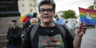 Elżbieta Podleśna mit Madonna-T-Shirt und Regenbogenflagge