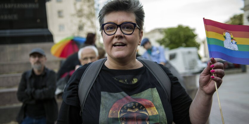 Elżbieta Podleśna mit Madonna-T-Shirt und Regenbogenflagge