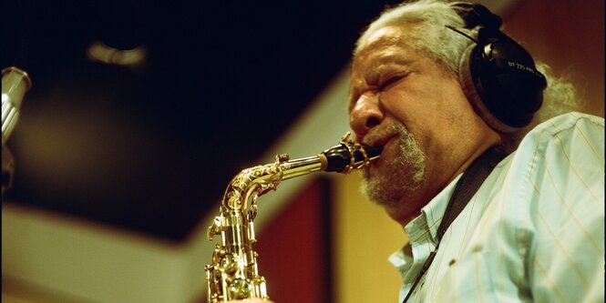 Gary Bartz bläst in sein Saxofon