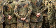 Bundeswehrsoldaten in Tarnfleck-Kleidung stehen nebeneinader