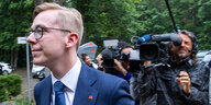 Mecklenburg-Vorpommern, Güstrow: Der CDU-Politiker Philipp Amthor verlässt nach der Sitzung des CDU-Landesvorstandes das Tagungshotel