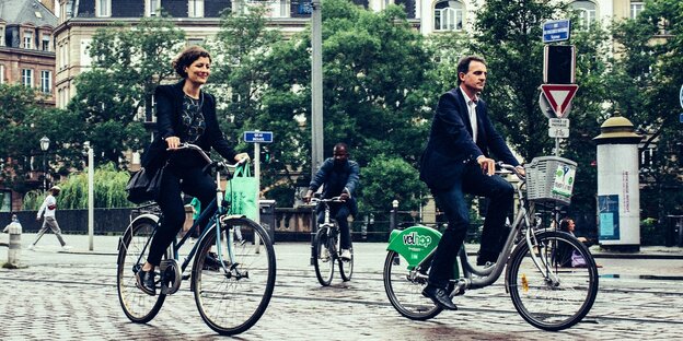 Der Bürgermeister von Grenoble, Éric Piolle, und die grüne Politikerin Jeanne Barseghian radeln durch Straßburg