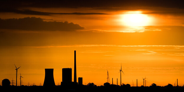 Steinkohlekraftwerk Mehrum vor Abendsonne