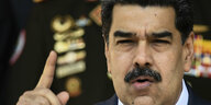 Präsodent Maduro hebt den Finger.