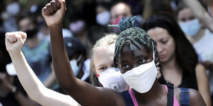 Zwei Frauen bei der Black-Lives-Matter-Demonstration am 27. Juni in Berlin