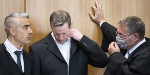 Der Hauptangeklagte Stephan Ernst steht vor Verhandlungsbeginn zwischen seinen Verteidigern Mustafa Kaplan (l) und Frank Hannig.