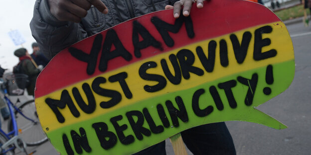 Ein ArchiEin Demonstrant hält am 02.12.2012 am Yaam-Club in Berlin im Rahmen eines Demonstrationszuges auf dem Weg zum Roten Rathaus ein Plakat: rettet das Yaam!