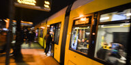 Eine Straßenbahn steht nachts an einer Haltestelle