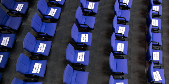 Sitze im Bundestag von oben fotografiert.