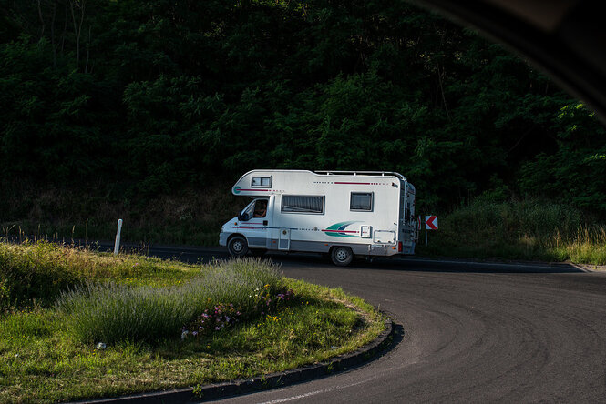 Ein Wohnmobil fährt auf einer Landstraße