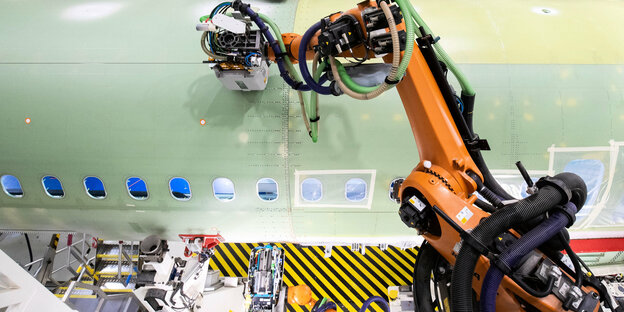 Zwei Roboter setzen Nieten in einen Airbus