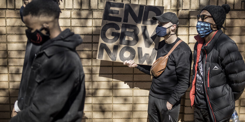 Personen mit Plakaten bei einer Potestaktion gegen gender based violence.