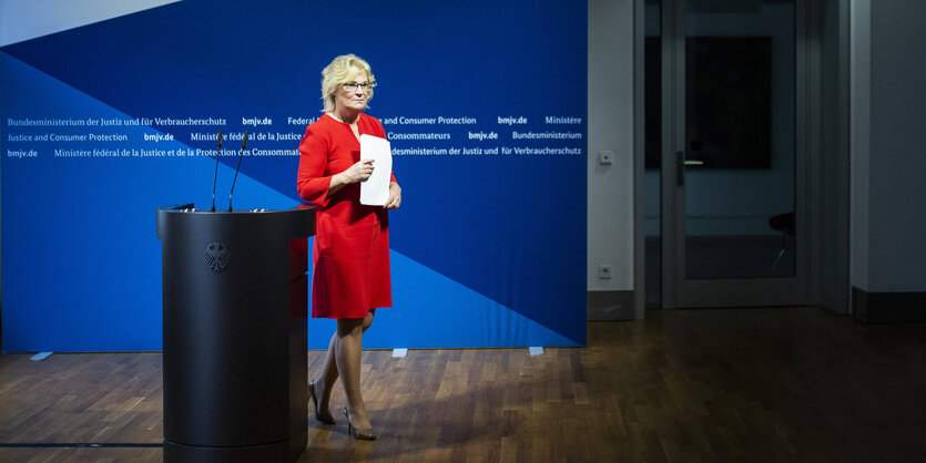 Justizministerin Lambrecht tritt am Ende einer Pressenkonferenz von Pult weg.