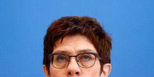 Portrait von Annegrte Krampkarrenbauer, sie lugt über den unteren Bildrand