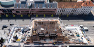 Bauarbeiten auf dem Dach des Sockelbaus der Garnisonkirche in Potsdam