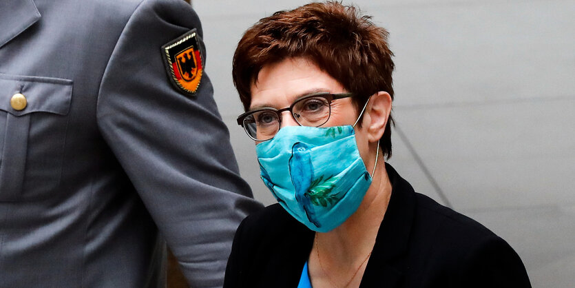 Annegret Kramp-Karrenbauer (CDU) eilt zur Ausschussitzung,