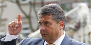 Der SPD-Parteivorsitzende Sigmar Gabriel zeigt mit einem Finger richtung Himmel