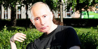 Eine Person mit einer Maske mit Putingesischt.