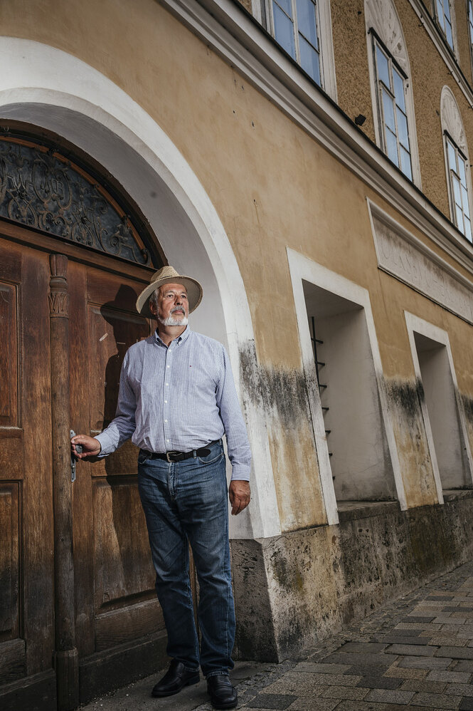 Florian Kotanko vor Hitlers Geburtshaus