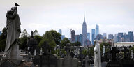 Friedhofsgräber vor einer Skyline
