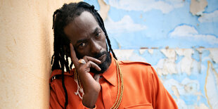 Buju Banton ganz in Orange