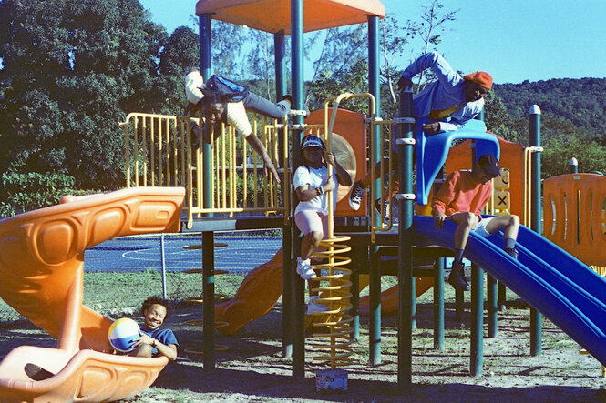 Die KünstlerInnen von Equiknoxx auf einem Spielplatz