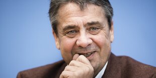 Portrait Sigmar Gabriel bei einer Bundespressekonferenz 2019