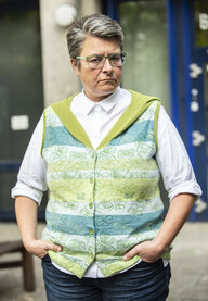 eine frau schaut in die Kamera eine frau schaut in die Kamera