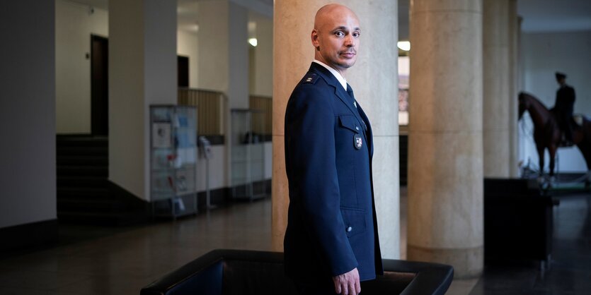 Thilo Cablitz vor Säulen im Berliner Polizeipräsidium